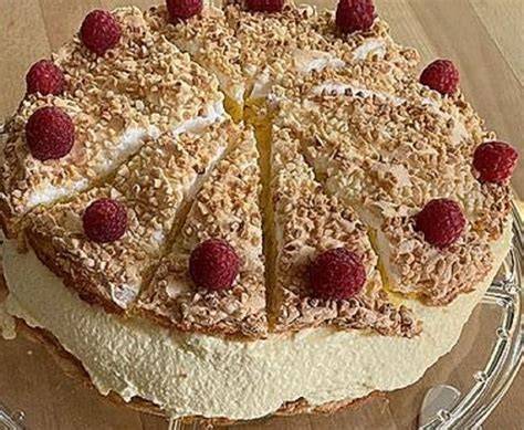 Fress-mich-dumm-Torte auf der Kaffeetafel, angeschnitten