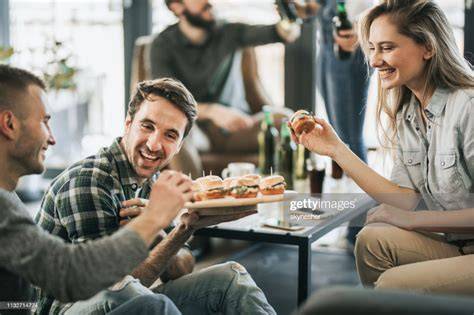 Freunde beim Kuchenbacken, fröhliche Atmosphäre