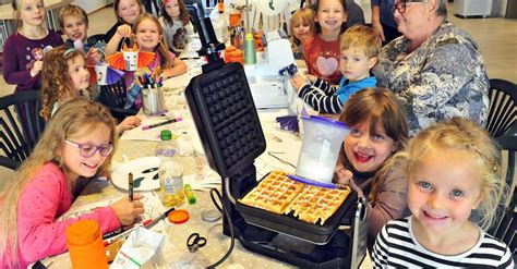 Freundesgruppe beim Waffelbacken zuhause