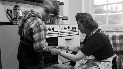 Freundinnen beim Kuchenbacken