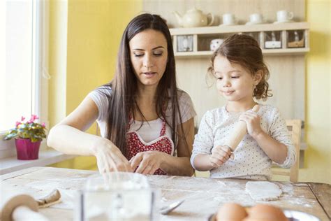 Freundinnen beim gemeinsamen Backen
