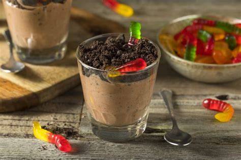 Friedhofspudding mit Zuckeraugen und Gummiwürmern