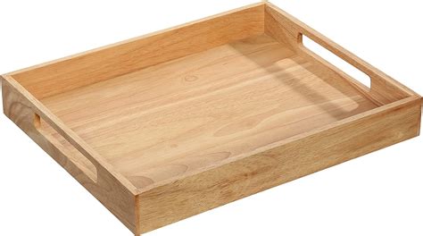 Friesentee mit traditionellem Friesenkeks auf einem Holztablett