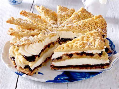 Friesentorte mit Pflaumenmus und Schlagsahne dekoriert