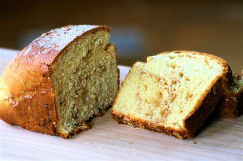 Friesisches Suikerbrood, angeschnitten, mit sichtbarem Zucker und Zimt
