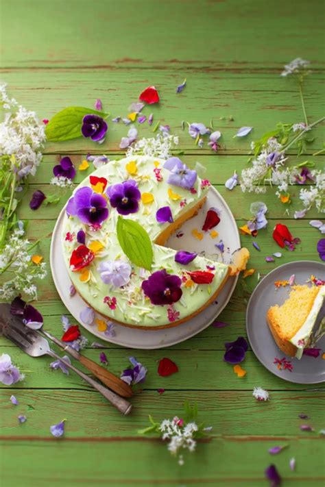 Frisch überzogene Erdbeer-Torte mit essbaren Blüten