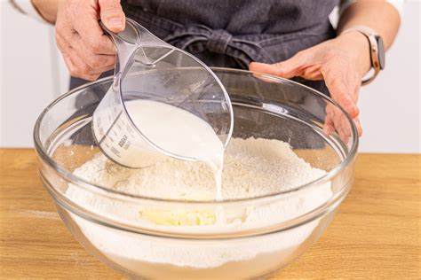 Frisch angerührter Quarkwaffelteig in Schüssel