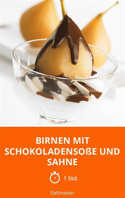 Frisch angerichtetes Birnen-Dessert mit Schokoladensoße und Nüssen, dekorativ serviert