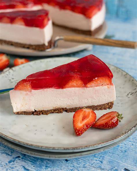 Frisch angeschnittene Erdbeer Mascarpone Torte mit Dekoration