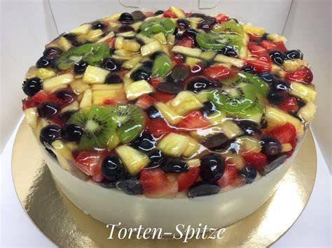 Frisch angeschnittene Fruchttorte - Beerenschichten im Detail