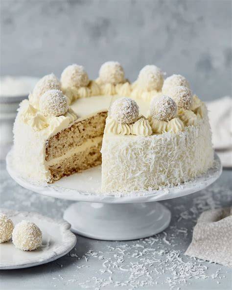Frisch angeschnittene Raffaello Torte auf der Kaffeetafel