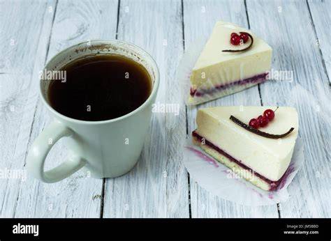 Frisch angeschnittener Käsekuchen neben einer Tasse Kaffee