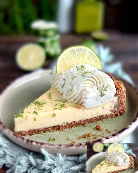 Frisch angeschnittener Key Lime Pie auf Teller serviert