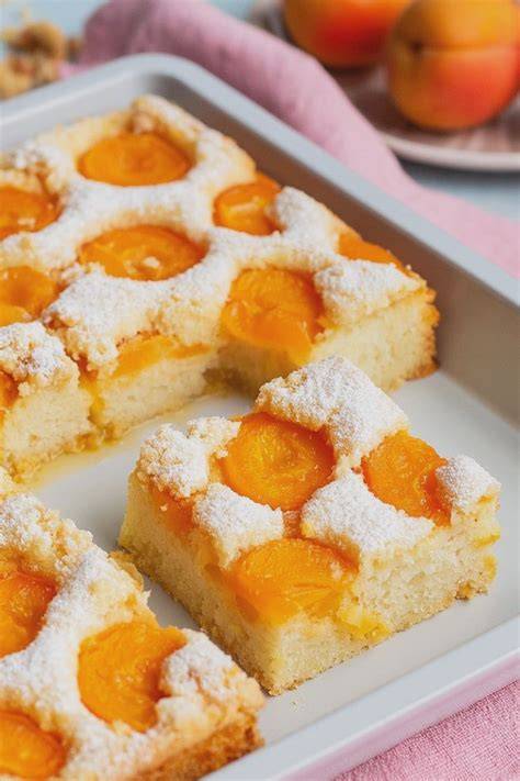 Frisch angeschnittener Kiwi-Kuchen auf Blech