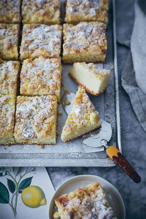 Frisch aufgeschnittener Zitronen-Streuselkuchen, Frühling, Kaffeetafel