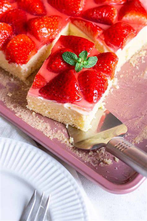 Frisch belegte Erdbeer-Quarktorte vom Blech