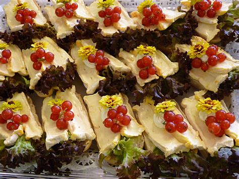 Frisch belegte Obst-Sahne-Torte mit Tortenguss