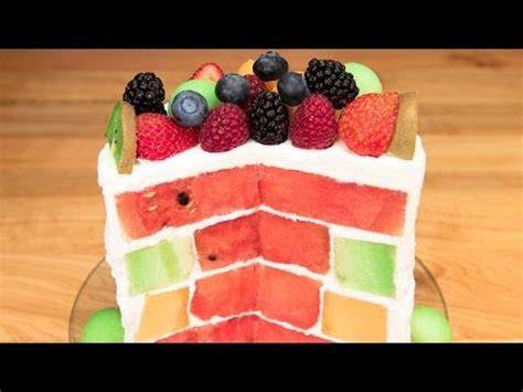Frisch dekorierte Melonentorte mit Beeren und Minze