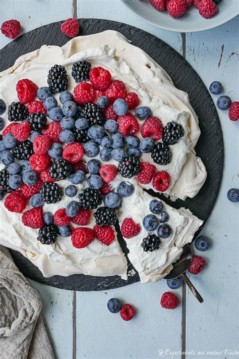 Frisch dekorierte Pavlova-Torte mit Beeren