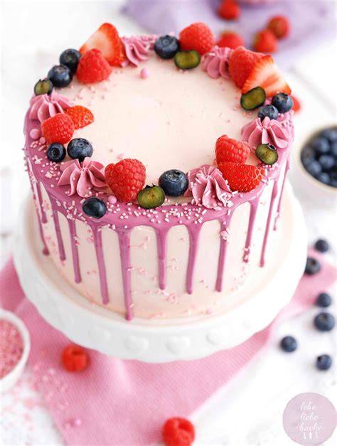 Frisch dekorierte Torte mit Beeren und Sahnetupfern
