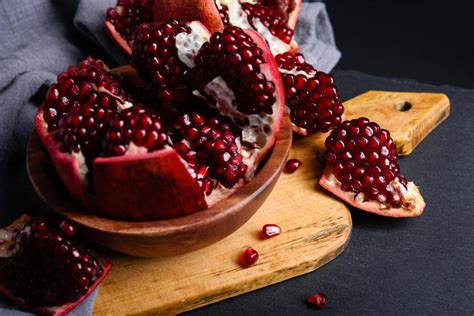 Frisch geöffneter Granatapfel mit leuchtenden Kernen