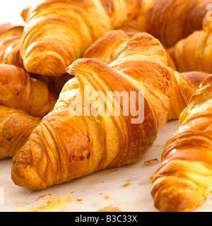Frisch gebackene, goldbraune französische Croissants