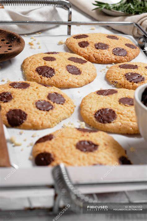 Frisch gebackene American Cookies mit Schokoladenstücken