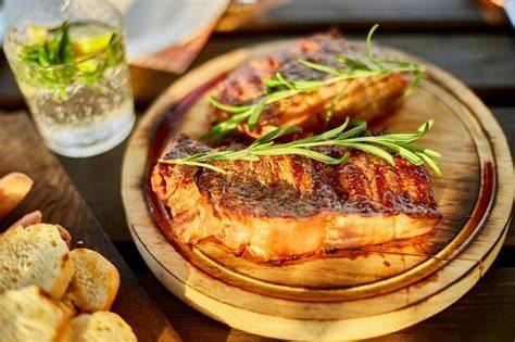 Frisch gebackene Apfel-Karamell-Schnecken auf einer rustikalen Holzplatte