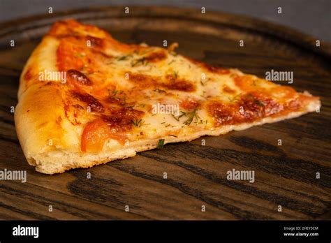 Frisch gebackene Apfelschnitten auf einem Holzbrett