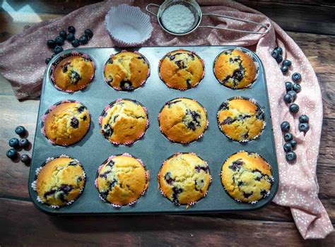 Frisch gebackene Blaubeer Muffins auf einem Gitter