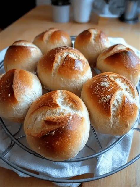 Frisch gebackene Brötchen und Brote aus dem Steinofen