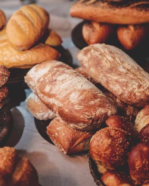 Frisch gebackene Brötchen und Brote im Bäckereifenster