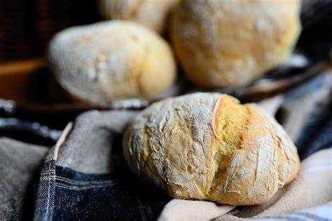 Frisch gebackene Brötchen und Handwerksbrot aus einer traditionellen Bäckerei