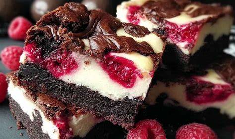 Frisch gebackene Brownies mit Granatapfelkernen, angerichtet