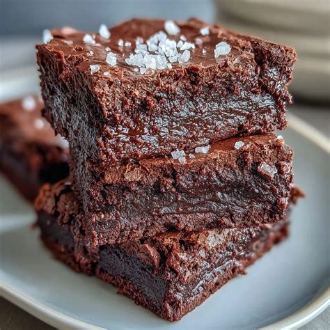 Frisch gebackene Brownies mit Karamellschicht und Meersalz