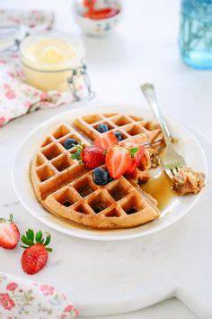Frisch gebackene Buttermilch-Bananen-Waffeln auf Abkühlgitter mit Toppings
