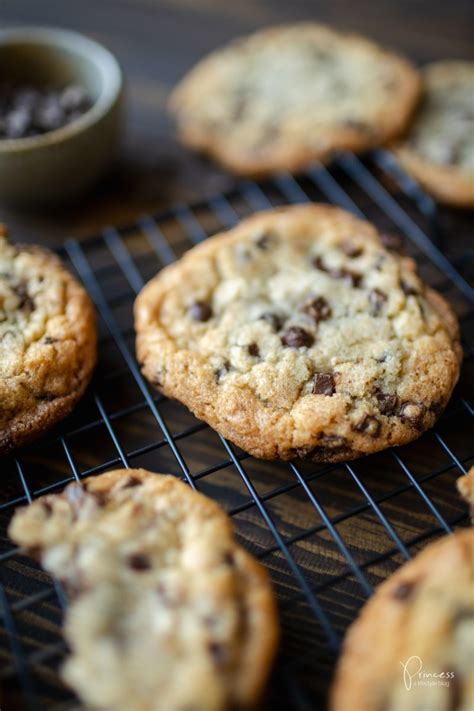 Frisch gebackene Chocolate Chip Cookies auf Gitter