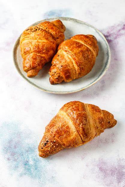 Frisch gebackene Croissants, echte Hörnchenform