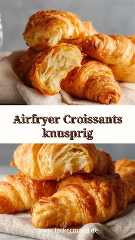 Frisch gebackene Croissants auf dem Blech, knusprig und goldbraun