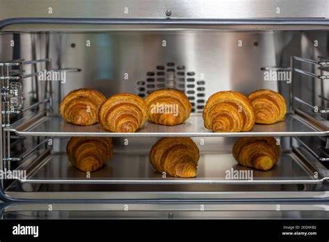 Frisch gebackene Croissants im Backofen
