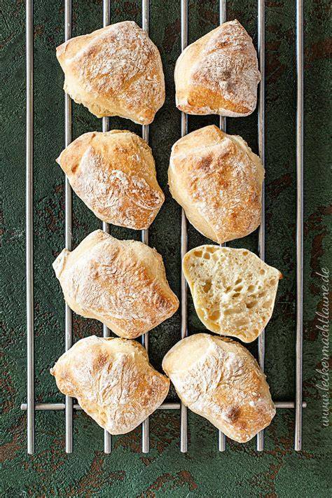 Frisch gebackene Dinkelbrötchen auf Blech