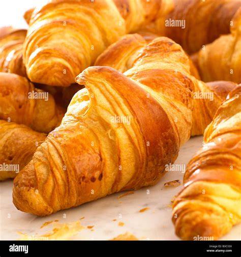 Frisch gebackene Dinkelvollkorn-Croissants auf dem Frühstückstisch