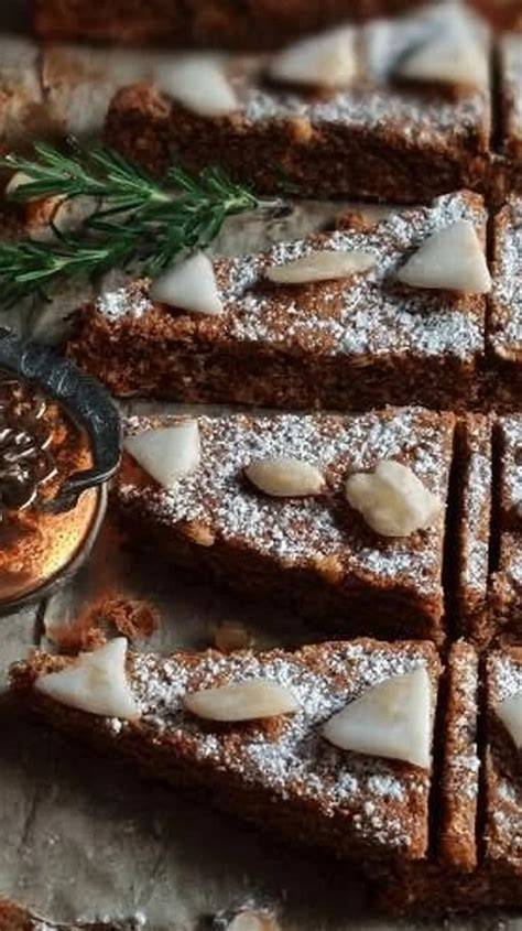 Frisch gebackene Elisenlebkuchen im Blech