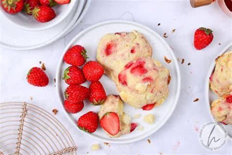 Frisch gebackene Erdbeer-Frischkäse-Cookies mit weißer Schokolade