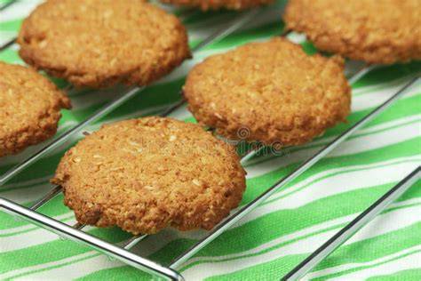 Frisch gebackene Hafer-Hanf Kekse auf Blech