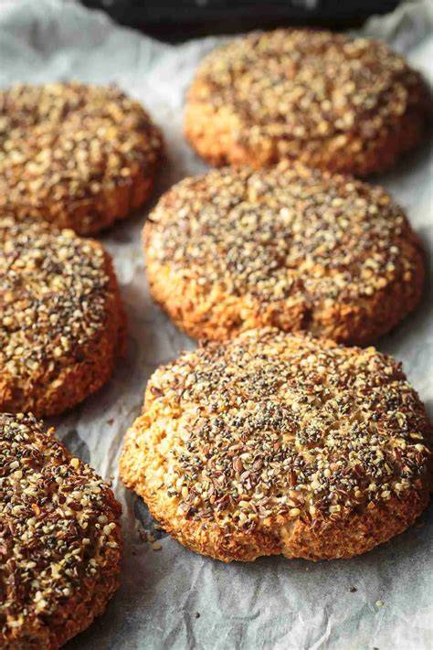Frisch gebackene Haferflockenbrötchen mit Saaten