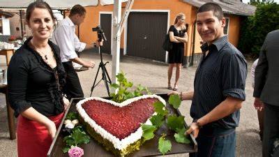 Frisch gebackene Hochzeitstorte in Mönchengladbach