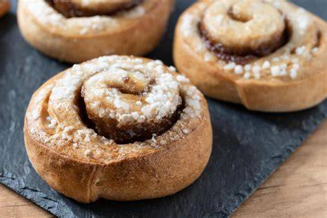 Frisch gebackene Kanelbullar im Ofen