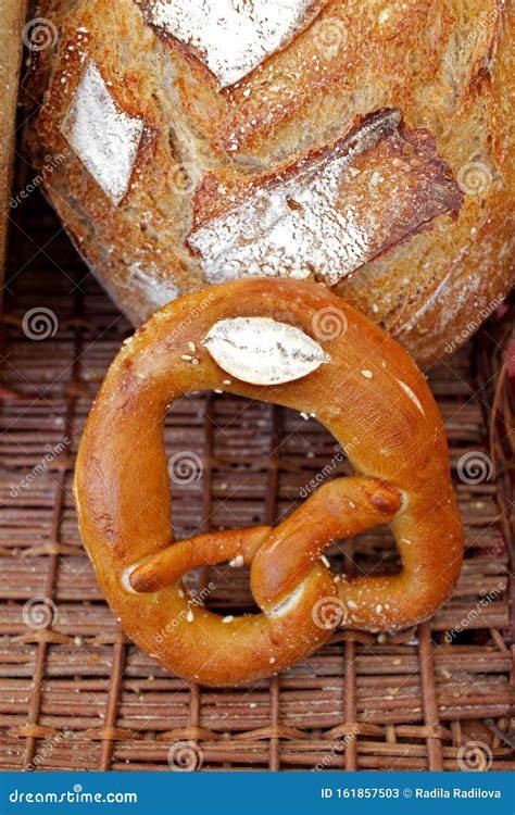 Frisch gebackene Knack & Back Croissants auf einem Teller
