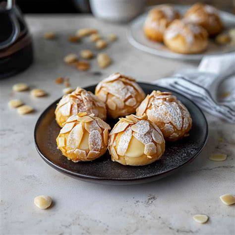 Frisch gebackene Kopenhagener mit Marzipan und Mandeln